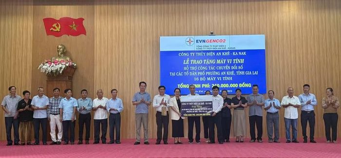  Công ty Thủy điện An Khê - Ka Nak trao hỗ trợ 240 triệu đồng cho phường An Khê. Ảnh: Đức Hải 