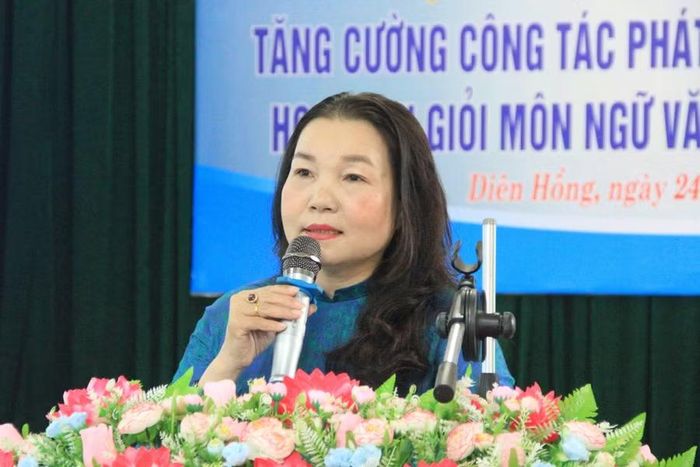 Bà Lê Thị Thu - Hiệu trưởng Trường THPT chuyên Hùng Vương phát biểu khai mạc hội thảo. Ảnh: Hoàng Hoài