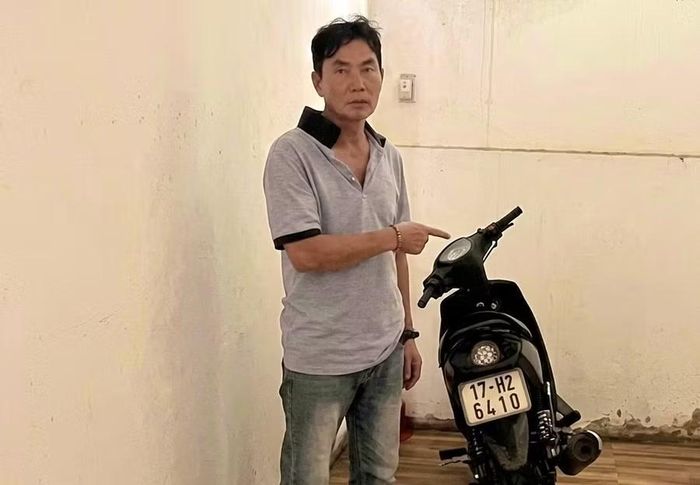 Đối tượng Sơn bị bắt giữ cùng tang vật trộm cắp của anh B. Ảnh: Hoài Nam
