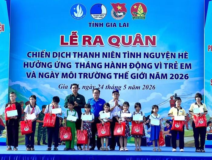  Các em thiếu nhi được nhận nhiều phần quà ý nghĩa nhờ sự quan tâm của tổ chức Đoàn - Hội - Đội tỉnh Gia Lai. Ảnh: M.N 