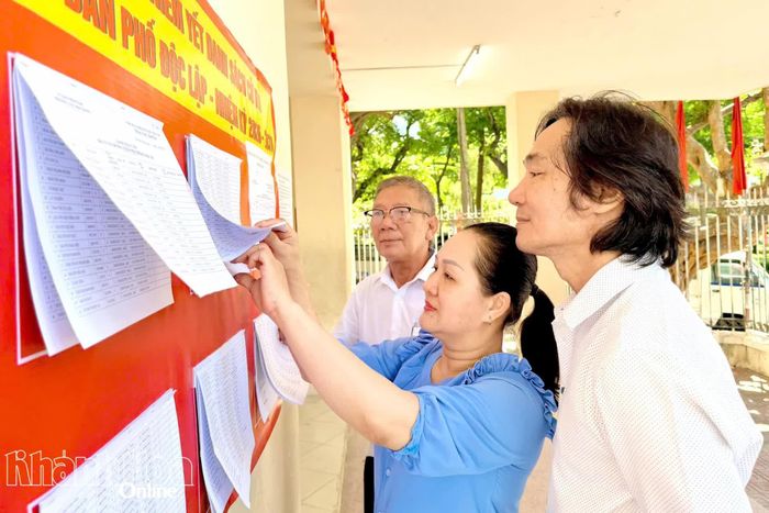 Danh sách cử tri được niêm yết đầy đủ tại điểm bầu cử tổ dân phố Độc Lập, phường Tây Nha Trang. Ảnh: XUÂN THÀNH