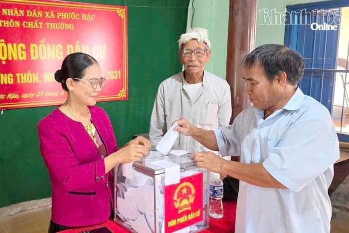 Cử tri bỏ phiếu tại thôn Chất Thường, xã Phước Hậu. Ảnh: SƠN CA