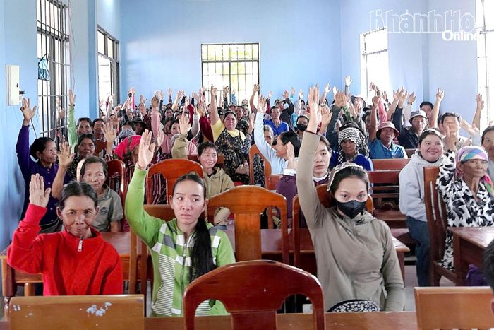 Người dân thôn Suối Rua, xã Bác Ái biểu quyết bầu trưởng thôn. Ảnh: QUỐC HUY