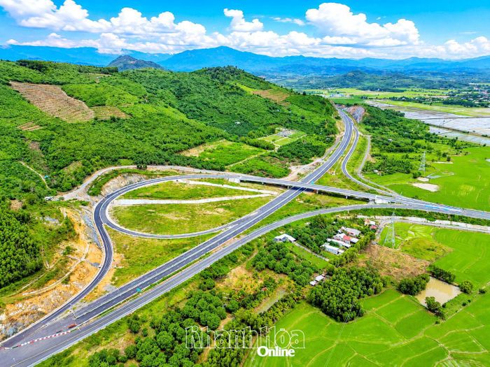 Cao tốc Vân Phong - Nha Trang nhìn từ trên cao.