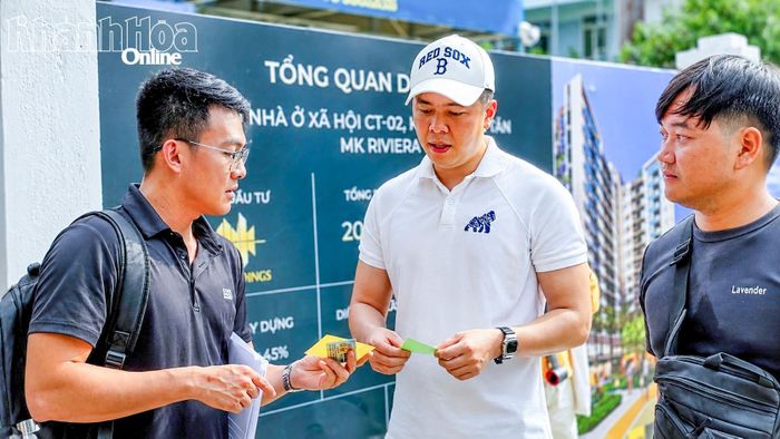 Người dân nộp hồ sơ tại Dự án nhà ở xã hội CT-02 (Khu đô thị An Bình Tân).