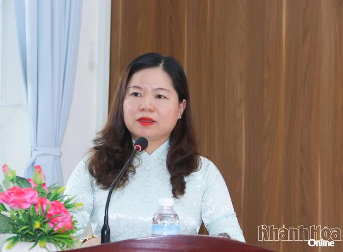 Lãnh đạo Trường Chính trị tỉnh phát biểu khai giảng lớp bồi dưỡng.