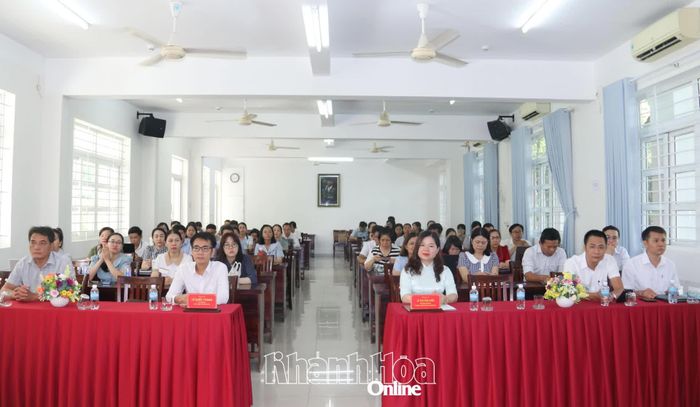 Các đại biểu và học viên tham dự khai giảng lớp bồi dưỡng.