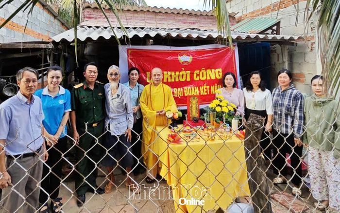 Các đại biểu chụp hình lưu niệm cùng gia đình ông Đặng Văn Cư tại lễ khởi công.