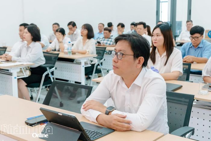 Lãnh đạo Báo và Phát thanh, Truyền hình Khánh Hòa dự lễ phát động.