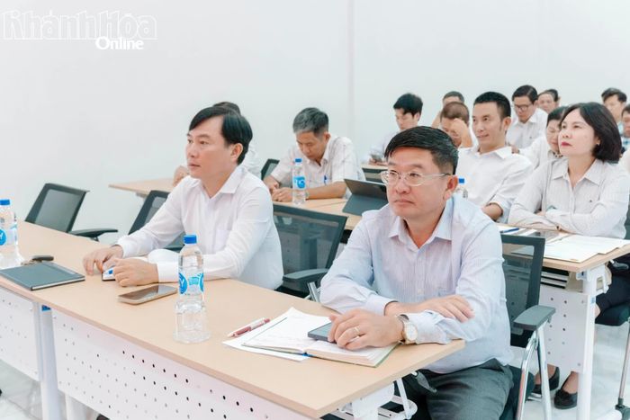 Lãnh đạo Báo và Phát thanh, Truyền hình Khánh Hòa dự lễ phát động.