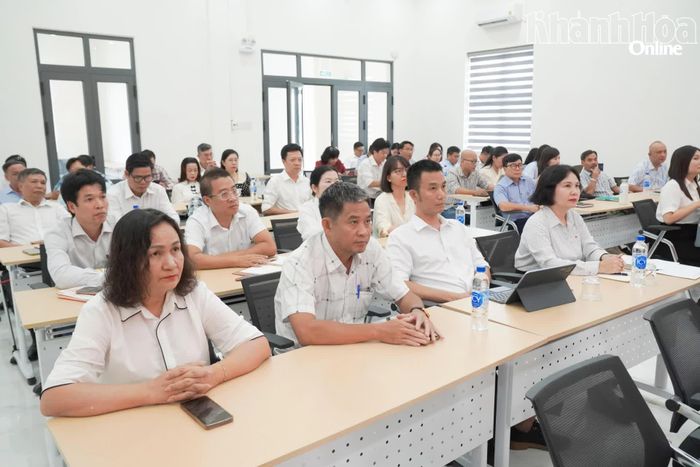 Lãnh đạo các phòng chuyên môn cùng phóng viên, biên tập viên dự lễ phát động.
