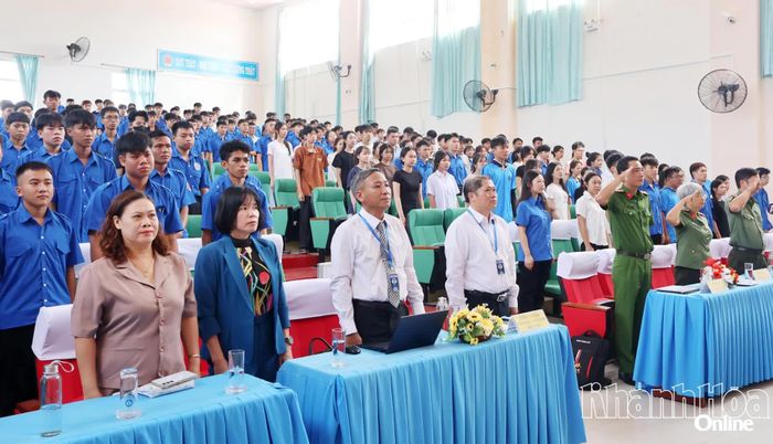 Các đại biểu và sinh viên khóa K26 - hệ cao đẳng năm học 2026 - 2027 thực hiện nghi thức chào cờ.