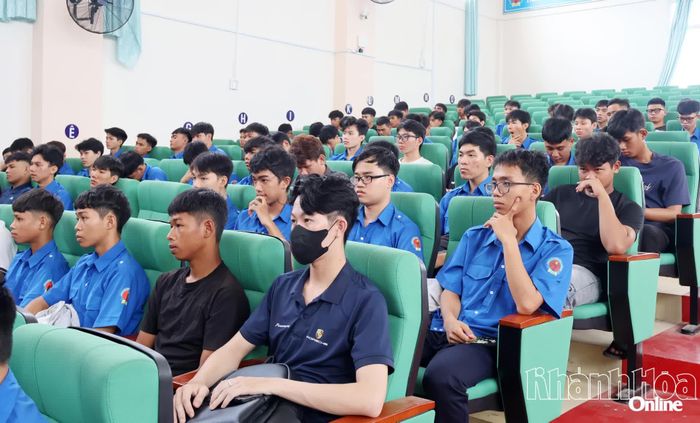 Sinh viên tham dự tuần sinh hoạt chính trị đầu khóa.