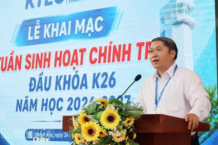Lãnh đạo Trường Cao đẳng Công nghệ - Năng lượng Khánh Hòa phát biểu khai mạc tuần sinh hoạt chính trị đầu khóa.