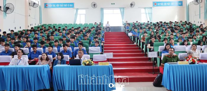 Các đại biểu và sinh viên khóa K26 - hệ cao đẳng năm học 2026 - 2027 dự lễ khai mạc.