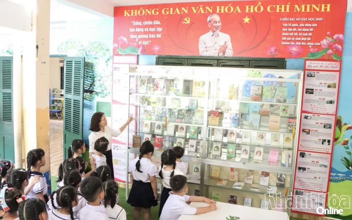 Học sinh lớp 1 Trường Tiểu học Tân Lập 2 (phường Nha Trang) được giáo viên giới thiệu thư viện và không gian văn hoá Hồ Chí Minh trong trường.