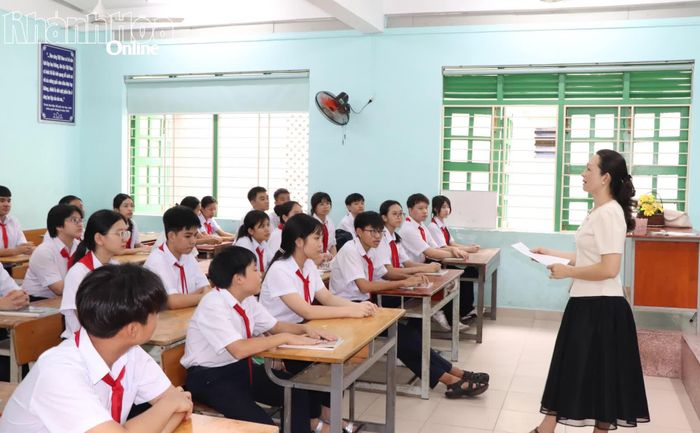 Học sinh lớp 9 Trường THCS Trần Quốc Toản (phường Nha Trang) nghe giáo viên phổ biến quy chế trong ngày đầu tựu trường.