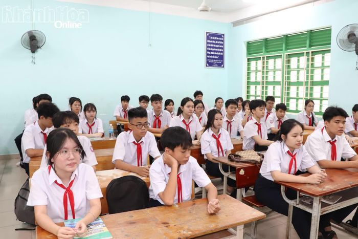 Học sinh lớp 9 Trường THCS Trần Quốc Toản (phường Nha Trang) trong ngày tựu trường.