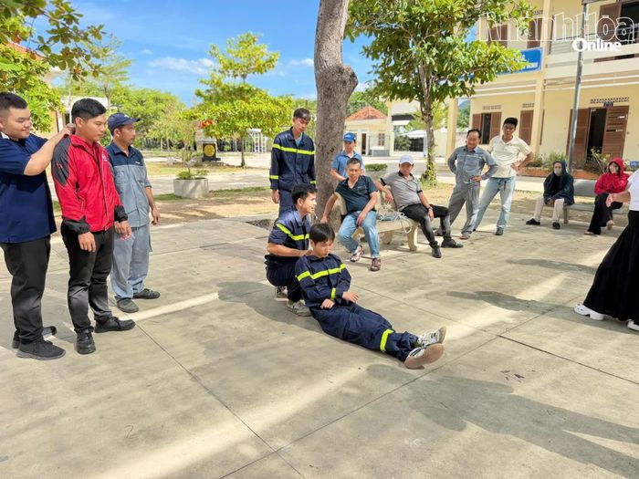 Các chiến sĩ chữa cháy hướng dẫn kỹ năng cứu nạn.