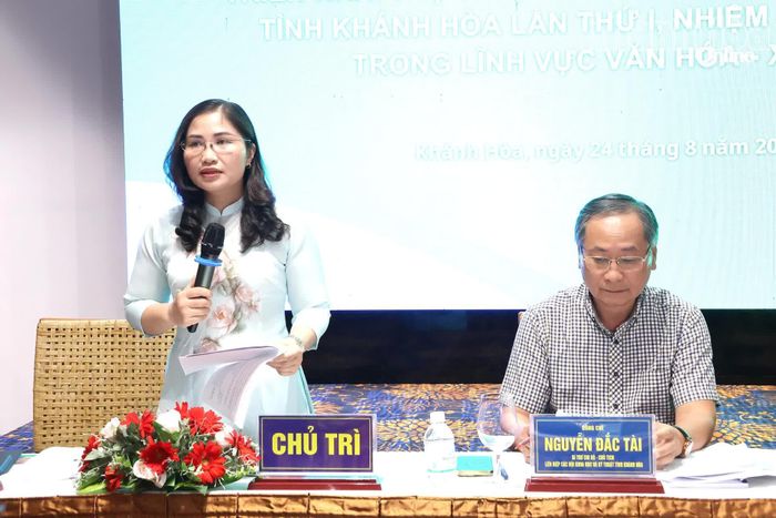 Bà Lưu Hồng Vân - Hiệu trưởng Trường Chính trị tỉnh và ông Nguyễn Đắc Tài - Chủ tịch Liên hiệp các Hội Khoa học và Kỹ thuật tỉnh chủ trì phiên thảo luận tại diễn đàn.