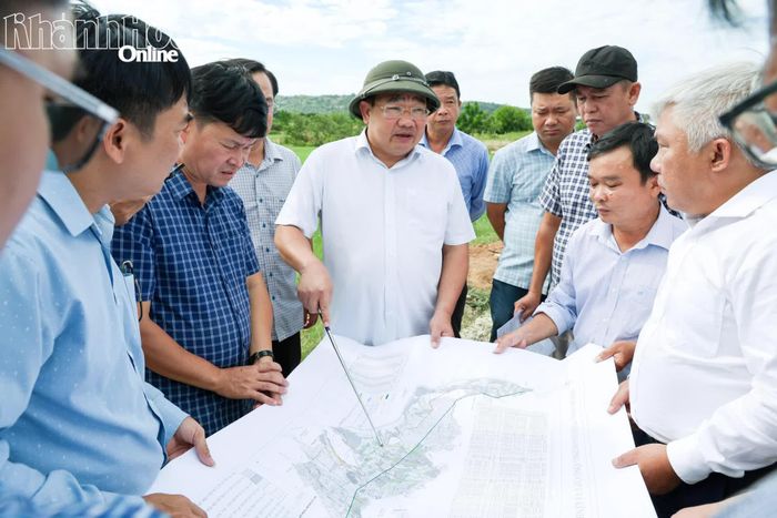 Phó Chủ tịch UBND tỉnh Trịnh Minh Hoàng kiểm tra, chỉ đạo tại khu vực Dự án Đầu tư hoàn chỉnh kênh đường ống cấp II, cấp III thuộc Hệ thống thủy lợi sông Cái - Tân Mỹ.