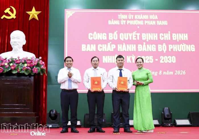 Đồng chí Lâm Đông và lãnh đạo phường Phan Rang trao quyết định cho các đồng chí được chỉ định tham gia Ban Chấp hành Đảng bộ phường Phan Rang nhiệm kỳ 2025 - 2030.