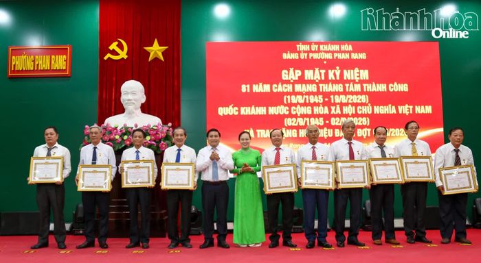 Đồng chí Lâm Đông và lãnh đạo phường Phan Rang trao Huy hiệu 35 năm tuổi Đảng cho các đảng viên.