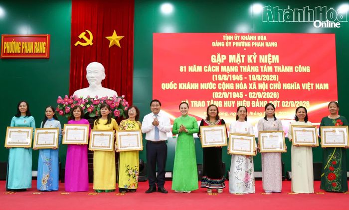 Các đảng viên nhận Huy hiệu 30 năm tuổi Đảng.