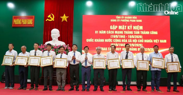 Lãnh đạo phường Phan Rang trao Huy hiệu 30 năm tuổi Đảng cho các đảng viên.