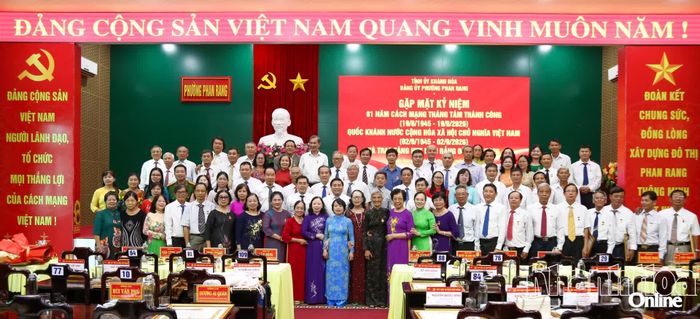 Các đại biểu chụp hình lưu niệm tại buổi lễ.