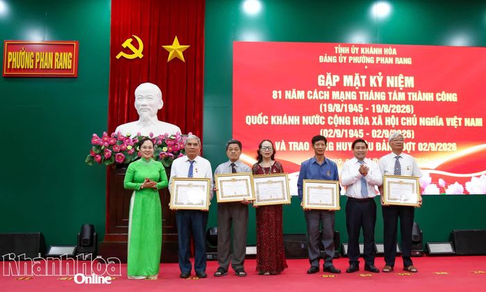 Các đảng viên nhận Huy hiệu 45 năm tuổi Đảng.