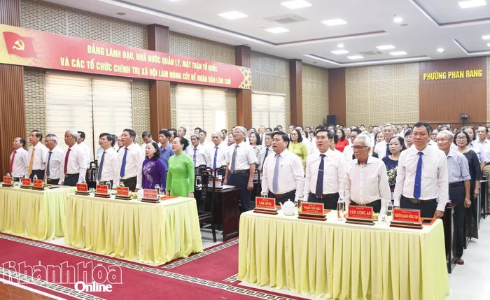 Đồng chí Lâm Đông và các đại biểu thực hiện nghi lễ chào cờ tại buổi lễ.
