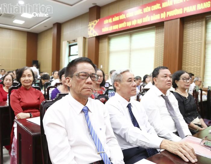 Các đảng viên trong Đảng bộ phường Phan Rang tham dự buổi lễ.