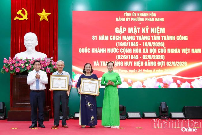 Các đảng viên nhận Huy hiệu 50 năm tuổi Đảng.
