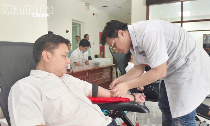 Cán bộ, công chức, đoàn viên, thanh niên, người lao động Thuế tỉnh Khánh Hòa tham gia hiến máu tình nguyện.