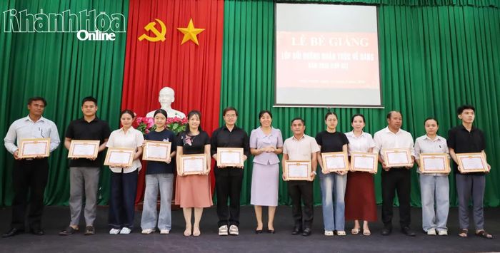 Ban tổ chức trao giấy khen cho các học viên có thành tích xuất sắc trong học tập và rèn luyện.