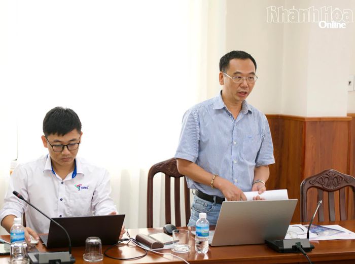 Đại diện Công ty TNHH Năng lượng Phước Dân Ninh Thuận báo cáo phương án hướng tuyến đường dây 110kV và Trạm biến áp 110kV thuộc Dự án Nhà máy Điện gió Phước Dân.