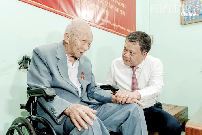 Bí thư Tỉnh ủy Trần Phong thăm hỏi sức khỏe của đồng chí Lê Văn Minh. Ảnh: MINH TRỰC