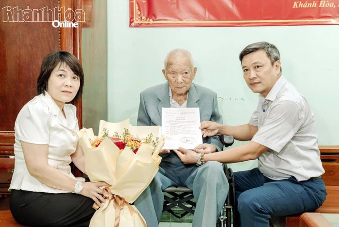 Lãnh đạo phường Nam Nha Trang chúc mừng đồng chí Lê Văn Minh vinh dự được tặng Huy hiệu 75 năm tuổi Đảng. Ảnh: MINH TRỰC