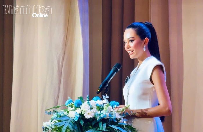 Người đẹp Leakena In (Campuchia) thể hiện phần thi của mình.
