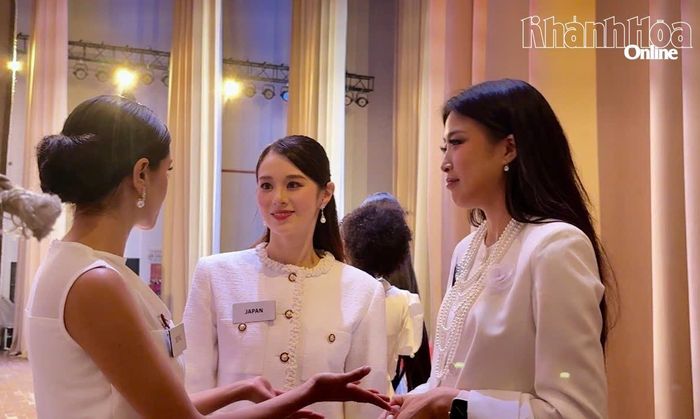 Trong cánh gà, các người đẹp cùng trò chuyện, trao đổi câu chuyện của mình tại vòng thi.