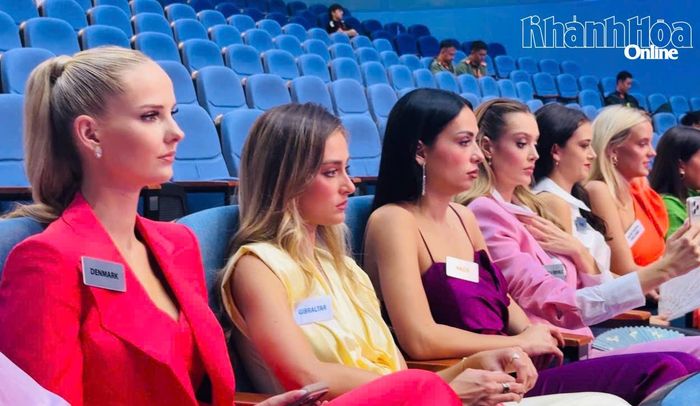 Các thí sinh chăm chú lắng nghe và cổ vũ cho những người đẹp khác.
