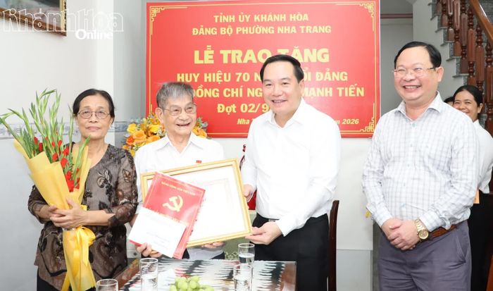 Phó Bí thư Thường trực Tỉnh ủy Hồ Xuân Trường trao Huy hiệu 70 năm tuổi Đảng cho đảng viên Nguyễn Mạnh Tiến.
