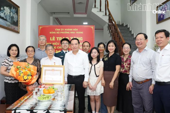 Đồng chí Hồ Xuân Trường và đoàn công tác chụp ảnh lưu niệm cùng đảng viên Nguyễn Mạnh Tiến.