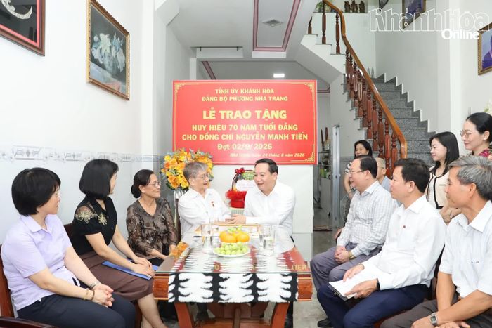 Đồng chí Hồ Xuân Trường cùng đoàn công tác thăm hỏi sức khỏe, đời sống gia đình đảng viên Nguyễn Mạnh Tiến.