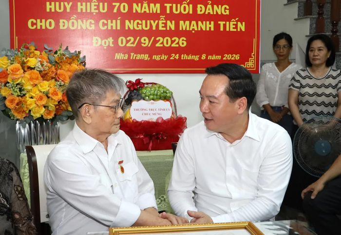 Đồng chí Hồ Xuân Trường ân cần thăm hỏi sức khỏe, đời sống đảng viên Nguyễn Mạnh Tiến.