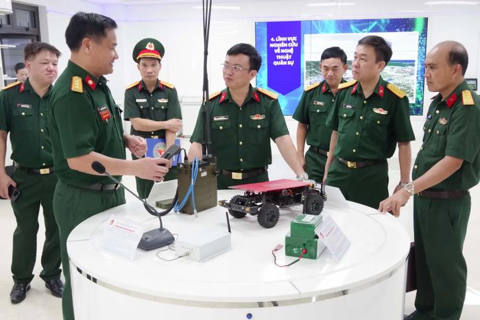Đoàn công tác tham quan Trung tâm Công nghệ thông tin và Ngoại ngữ.