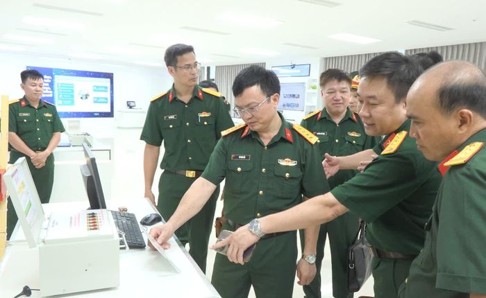 Tham quan các sản phẩm sáng tạo của nhà trường.
