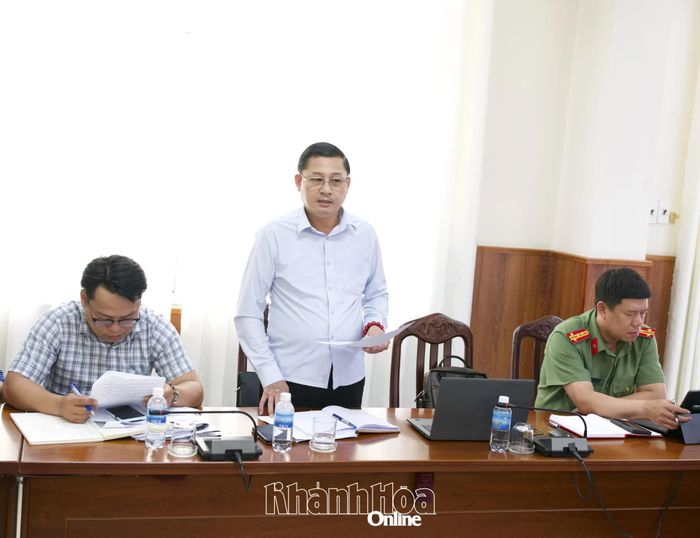 Chủ tịch UBND xã Phước Dinh báo cáo tiến độ thực hiện dự án trên địa bàn.