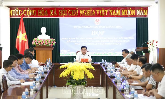 Quang cảnh cuộc họp.
